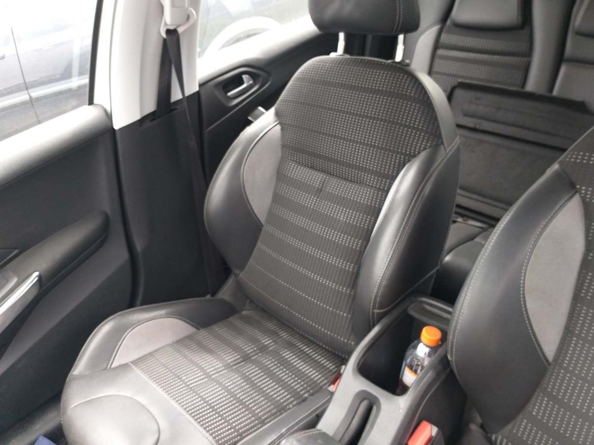 Peugeot 2008 original Sitz vorn rechts Beifahrersitz Teilleder Schwarz manuell verstellbar beheizt Bj.2014